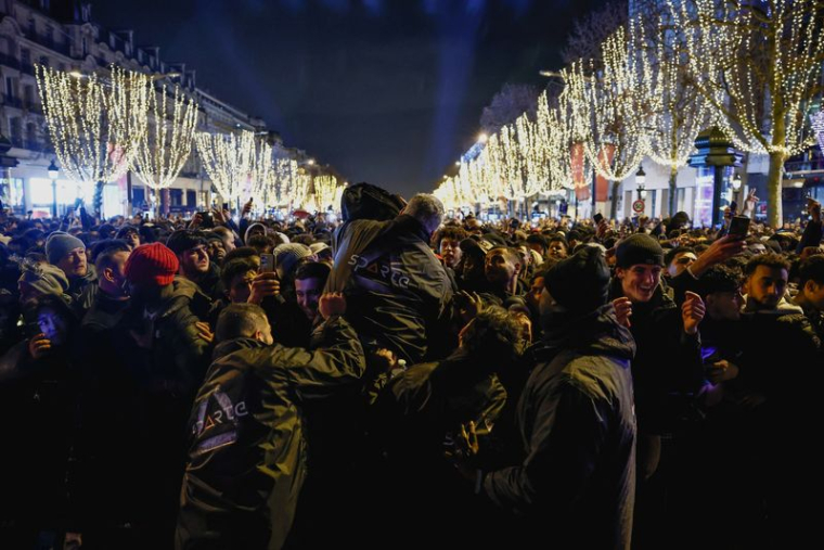 Célébrations du Nouvel An sur l'avenue des Champs-Élysées à Paris