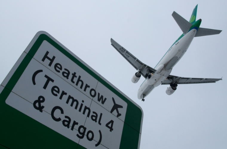 Un avion s'apprête à atterrir à l'aéroport londonien de Heathrow, le 21 janvier 2013 ( AFP / ANDREW COWIE )