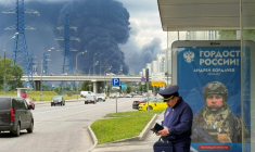 De la fumée noire s'élève au-dessus de la raffinerie de pétrole russe de Gazprom Neft, située dans la banlieue sud-est de Moscou, le 18 juin 2026. L'Ukraine a mené tot le 18 juin une attaque de drones "de grande envergure" contre Moscou, plusieurs d'entre eux ayant atteint une raffinerie de pétrole, a déclaré le maire de la ville, Sergueï Sobianine. ( AFP / - )