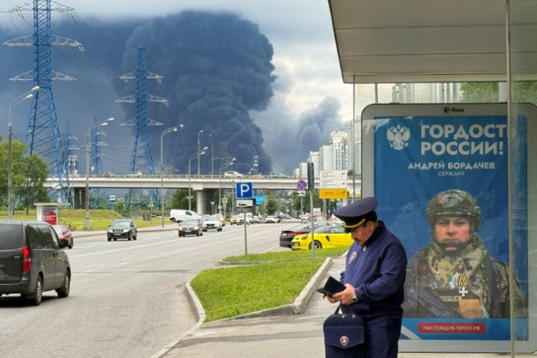 De la fumée noire s'élève au-dessus de la raffinerie de pétrole russe de Gazprom Neft, située dans la banlieue sud-est de Moscou, le 18 juin 2026. L'Ukraine a mené tot le 18 juin une attaque de drones "de grande envergure" contre Moscou, plusieurs d'entre eux ayant atteint une raffinerie de pétrole, a déclaré le maire de la ville, Sergueï Sobianine. ( AFP / - )