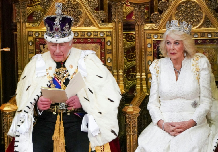 Le roi Charles III, coiffé de la couronne impériale et vêtu de la robe d'État, prononce aux côtés de la reine Camilla, le discours du roi dans la Chambre des lords, lors de l'ouverture solennelle du Parlement, au palais de Westminster, à Londres, le 13 mai 2026 ( POOL / Arthur Edwards )