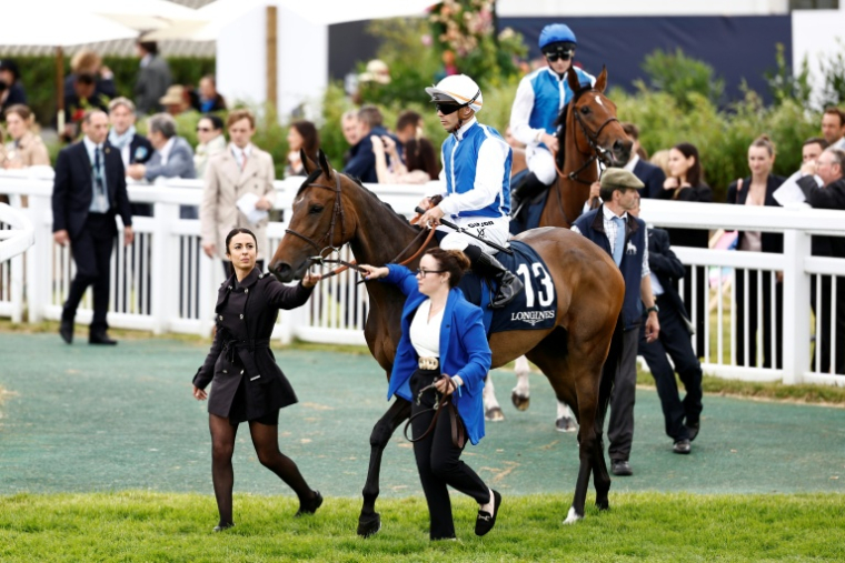 Maxime Guyon sur "Aventure" avant le départ de la 175e édition du Prix de Diane à Chantilly dans l'Oise, le 16 juin 2024 ( AFP / Sameer Al-Doumy )