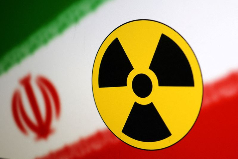 L'illustration montre le symbole nucléaire et le drapeau iranien