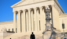 La Cour suprême des Etats-Unis a débattu lundi du recours du géant allemand de l'agrochimie Bayer pour annuler des dizaines de milliers de plaintes reposant sur le risque supposé de cancer lié à l'herbicide Roundup, fabriqué par sa filiale Monsanto ( AFP / Alex WROBLEWSKI )