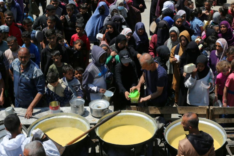 Distribution de nourriture à Nousseirat, dans le centre de la bande de Gaza, le 5 mai 2025 ( AFP / Eyad BABA )