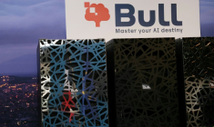 Logo de Bull au-dessus des armoires de supercalculateurs sur le site de la société informatique aux Clayes-sous-Bois, le 3 avril 2026 dans les Yvelines ( AFP / Thomas SAMSON )