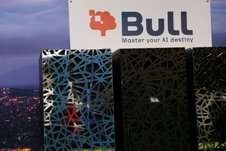 Logo de Bull au-dessus des armoires de supercalculateurs sur le site de la société informatique aux Clayes-sous-Bois, le 3 avril 2026 dans les Yvelines ( AFP / Thomas SAMSON )
