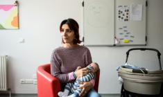 Cristina et son fils Ezio dans le service "Care en Mater" qui aide les familles les plus en difficulté à accueillir un nouveau-né, le 4 août 2025 au centre hospitalier universitaire Purpan de Toulouse ( AFP / Lionel BONAVENTURE )
