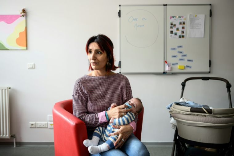 Cristina et son fils Ezio dans le service "Care en Mater" qui aide les familles les plus en difficulté à accueillir un nouveau-né, le 4 août 2025 au centre hospitalier universitaire Purpan de Toulouse ( AFP / Lionel BONAVENTURE )