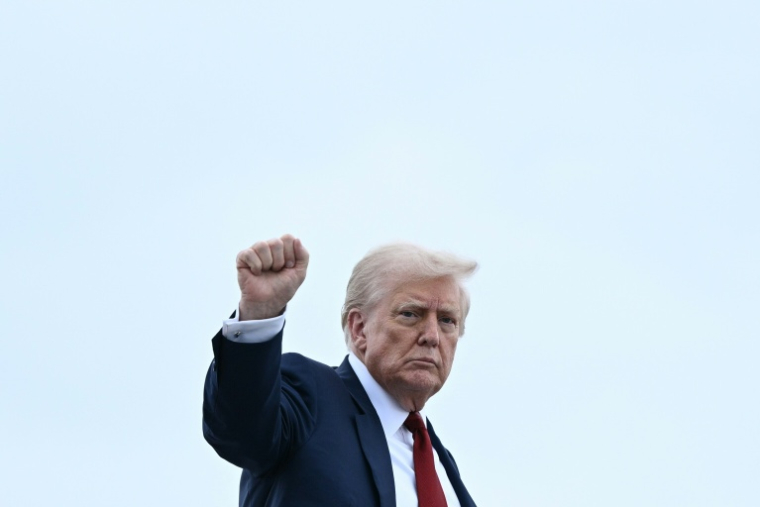 Le président américain Donald Trump lève le poing avant de monter à bord d'Air Force One, le 1er août 2025 à Base Andrews, dans le Maryland ( AFP / Brendan SMIALOWSKI )