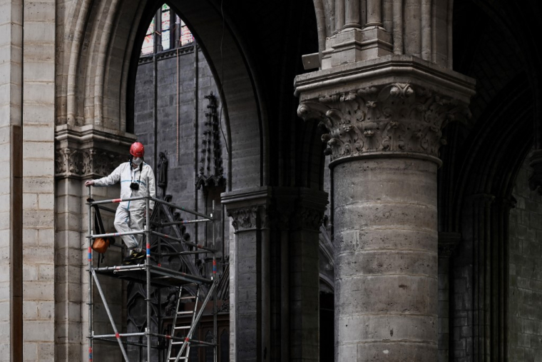 Un ouvrier dans Notre-Dame de Paris un mois après l'incendie, en 2019 (illustration) ( POOL/AFP / PHILIPPE LOPEZ )