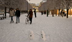Des piétons à Paris, le 5 janvier 2026. ( AFP / CHRISTOPHE DELATTRE )
