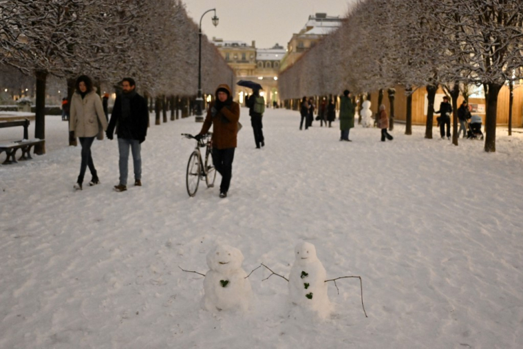 Des piétons à Paris, le 5 janvier 2026. ( AFP / CHRISTOPHE DELATTRE )