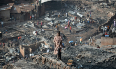 Une jeune fille se tient au milieu des décombres après un incendie qui a ravagé une école à Bukavu, le 11 septembre 2026 en RDC ( AFP / Jospin Mwisha )