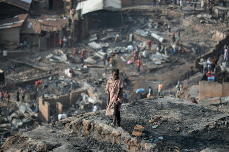 Une jeune fille se tient au milieu des décombres après un incendie qui a ravagé une école à Bukavu, le 11 septembre 2026 en RDC ( AFP / Jospin Mwisha )