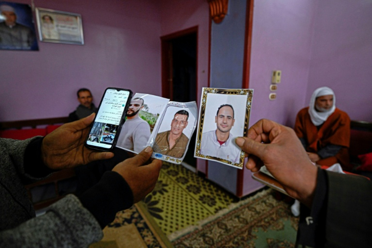 Les portraits (de droite à gauche) d'Ahmed Kamel (29 ans), Adel Hamed (37) et Mohamed Abdelsamad (32), portés disparus en Méditerranée alors qu'ils tentaient de gagner l'Europe via la Libye, sont montrés par leurs proches, dans le village égyptien d'Abdallah Aziza, le 21 janvier 2026 ( AFP / Khaled DESOUKI )
