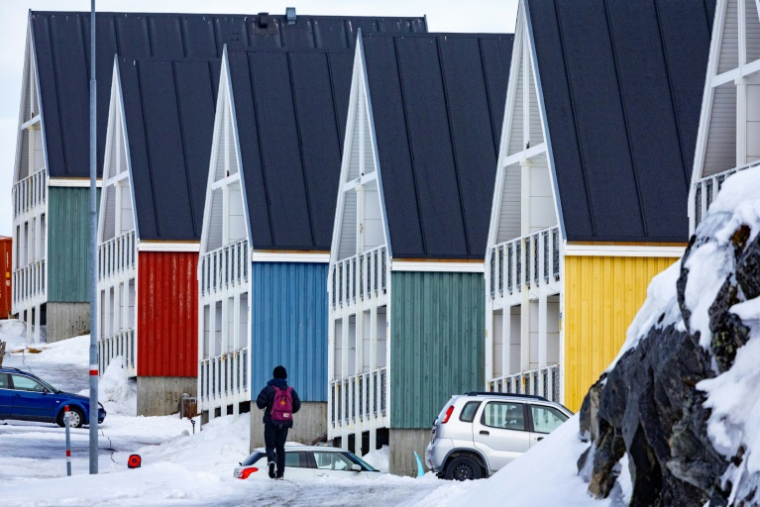 Un garçon marche sur une route résidentielle dans la ville de Nuuk, au Groenland, le 10 mars 2025 ( AFP / Odd ANDERSEN )