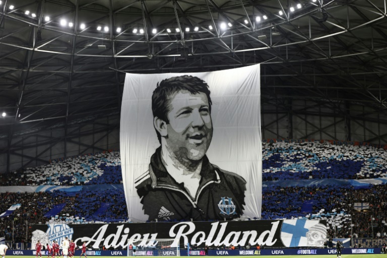 Tifo en hommage à Rolland Courbis, avant OM-Liverpool, le 21 janvier 2026 au Vélodrome ( AFP / Thibaud MORITZ )
