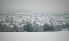 La neige recouvre les toits à Thury-Harcourt-le-Hom en Normandie, dans le nord-ouest de la France, le 5 janvier 2026. ( AFP / LOU BENOIST )