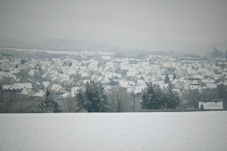 La neige recouvre les toits à Thury-Harcourt-le-Hom en Normandie, dans le nord-ouest de la France, le 5 janvier 2026. ( AFP / LOU BENOIST )
