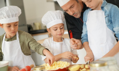 Pendant les confinements, les Français ont dû s’adapter pour occuper leurs journées. crédit photo : goodluz/Shutterstock / goodluz