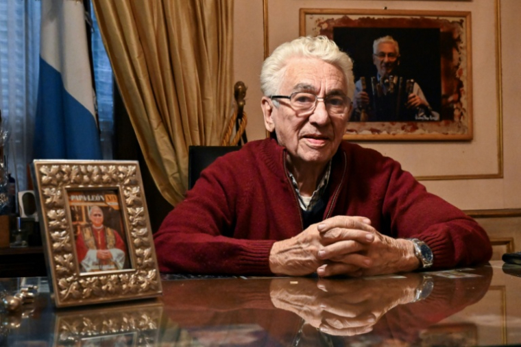 L’orfèvre argentin Juan Carlos Pallarols à côté d'une photo du pape Léon XIV, lors d'une interview avec l'AFP dans son atelier à Buenos Aires, le 20 octobre 2026 ( AFP / Luis ROBAYO )
