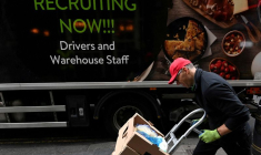 GRANDE-BRETAGNE: LE MARCHÉ DU TRAVAIL DÉCÉLÈRE, L'INFLATION AMPUTE LES SALAIRES