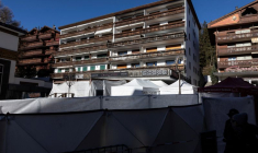 Vue générale du bar "Le Constellation", après l'incendie et l'explosion mortels survenus lors d'une soirée du Nouvel An dans la station de ski huppée de Crans-Montana, en Suisse