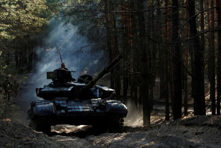 Des soldats ukrainiens conduisent un char russe capturé dans la région de Kupiansk, en Ukraine
