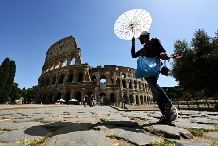 Un vendeur ambulant devant le Colisée à Rome, le 22 août 2020 ( AFP / Vincenzo PINTO )