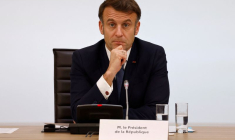 Le président français Emmanuel Macron regarde la conférence internationale sur la Syrie à Paris