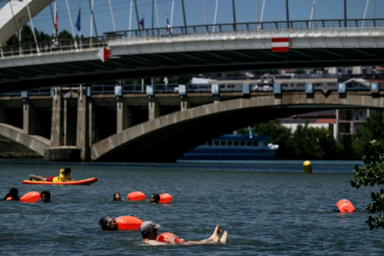 Des personnes se baignent à Lyon le 29 juin 2025 ( AFP / JEFF PACHOUD )