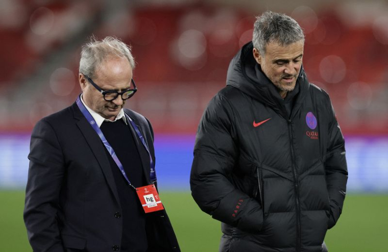 L'entraîneur et le conseiller du Paris St Germain, Luis Enrique et Luis Campos