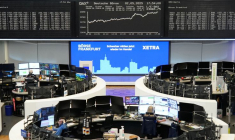 Le graphique de l'indice allemand des prix des actions DAX est photographié à la bourse de Francfort