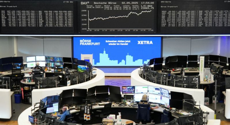 Le graphique de l'indice allemand des prix des actions DAX est photographié à la bourse de Francfort