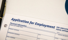 Un formulaire de demande d'emploi est exposé lors d'un salon de l'emploi à New York