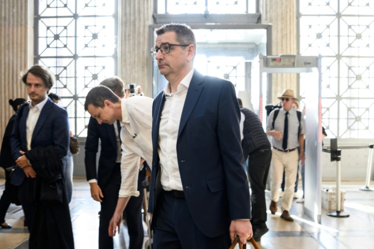 Après un passage en prison et privé de son mandat de maire de Saint-Etienne, Gaël Perdriau a promis de présenter "beaucoup d'éléments nouveaux" lors de son procès en appel, Lyon le 8 juin 2026. ( AFP / JEFF PACHOUD )