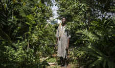 L'agriculteur Bala Haruna dans sa ferme urbaine dans le quartier d'affaires d'Abuja, le 23 mai 2025 au Nigeria ( AFP / OLYMPIA DE MAISMONT )