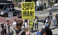 Los Angeles: des manifestants contre les attaques brandissent des portraits de Khamenei