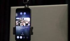 Le chinois Honor présente son tout premier téléphone-robot boosté à l'intelligence artificielle, le 1er mars 2026 à Barcelone  ( AFP / Lluis GENE )