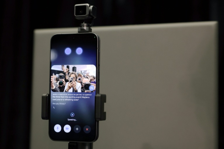 Le chinois Honor présente son tout premier téléphone-robot boosté à l'intelligence artificielle, le 1er mars 2026 à Barcelone  ( AFP / Lluis GENE )