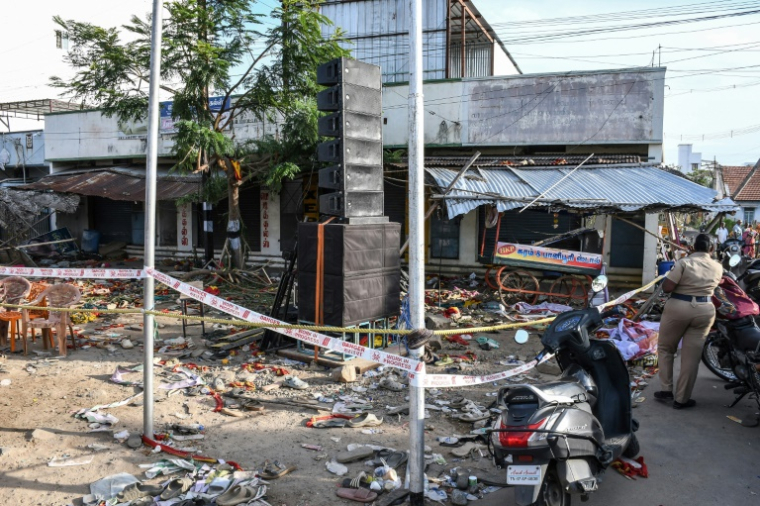 Des chaussures éparpillées sur le site d'une bousculade qui s'est produite la veille au soir lors d'un rassemblement de l'acteur Vijay devenu politicien, dans l'État du Tamil Nadu, le 28 septembre 2025 en Inde ( AFP / - )