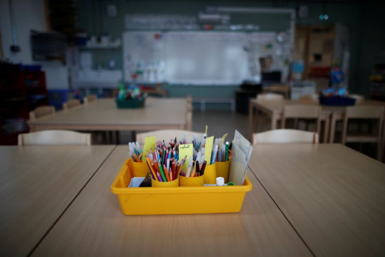 RESTRICTIONS ÉLARGIES À TOUT LE PAYS, ÉCOLES FERMÉES PENDANT TROIS SEMAINES, ANNONCE MACRON