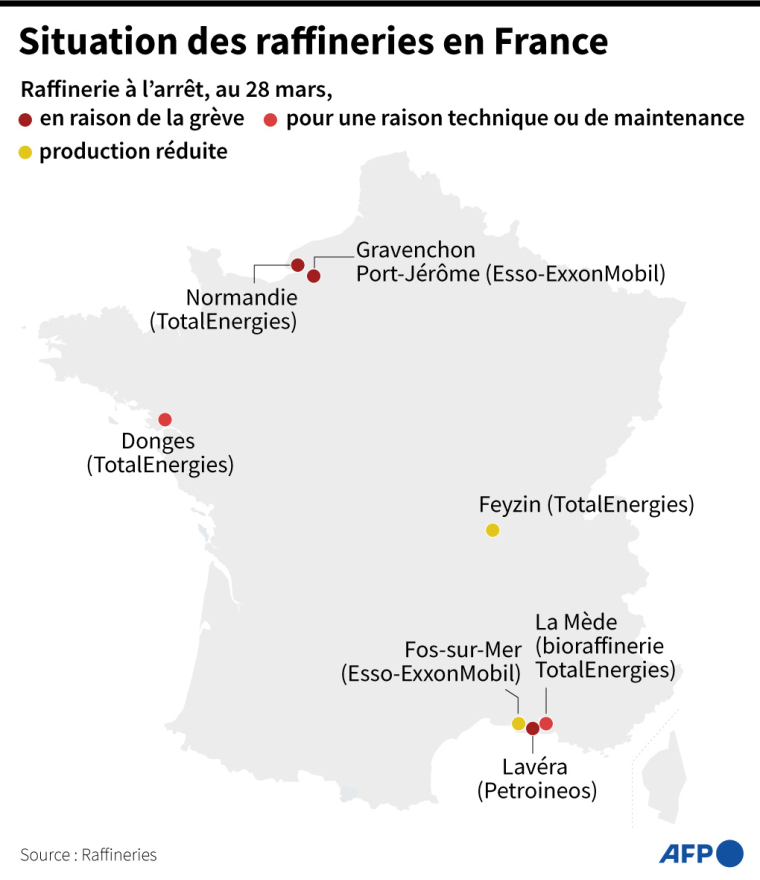 Carte montrant la situation des raffineries sur le territoire de la France métropolitaine, le 28 mars à 10h45 ( AFP / )