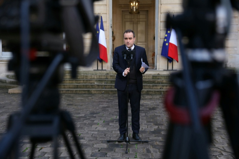Le Premier ministre Sébastien Lecornu s'exprime dans la cour de l'hôtel Matignon le 24 novembre 2025 à Paris ( POOL / Thomas SAMSON )
