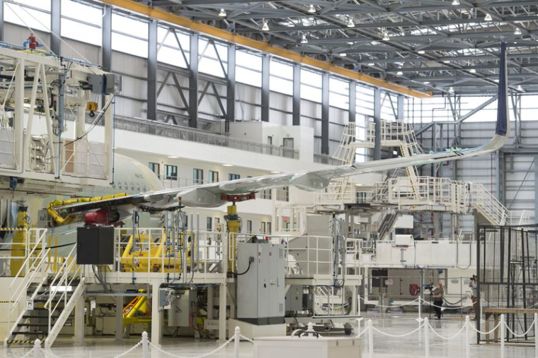Un Airbus A321 est assemblé dans le hangar de la chaîne d'assemblage final du site de fabrication d'Airbus aux États-Unis, à Mobile
