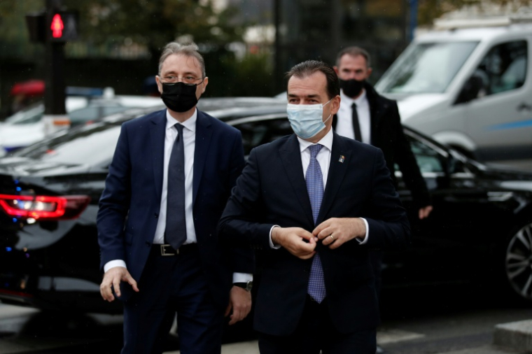 Le Premier ministre roumain Ludovic Orban et l'ambassadeur de Roumanie en France, Luca Niculescu (g.), arrivent pour visiter la promenade Marie-de-Roumanie, à Paris, le 27 octobre 2020 ( POOL / BENOIT TESSIER )