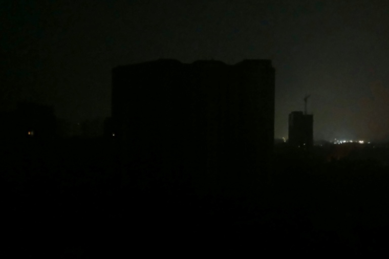Le quartier est de Kiev plongé dans le noir après une frappe russe, le 10 octobre 2025 au matin. ( AFP / Stanislav DOSHCHITSYN )
