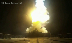 Image tirée d'une vidéo diffusée le 17 juillet 2026 par le Commandement central américain (Centcom) montrant ce que l'armée présente comme de nouvelles frappes sur des sites stratégiques militaires iraniens  ( US Central Command (CENTCOM) / - )