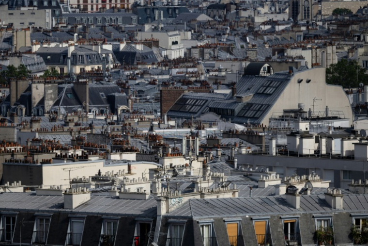 Les toits en zinc de Paris, le 26 juin 2026 lors d'un épisode de fortes chaleurs ( AFP / Joel Saget )
